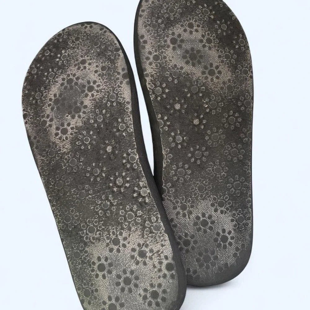 Rocket Dog flip flops with multicolored tropical leaf print size 9